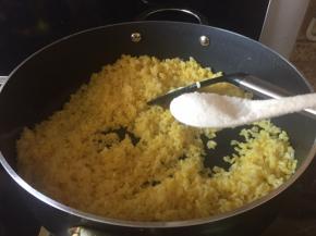 翻炒，调入少许盐；继续翻炒；