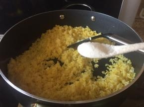 翻炒，调入少许盐；继续翻炒；