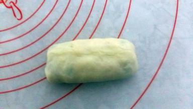 将另一边油皮抻长，覆盖在刚才的油皮上，接口捏紧。