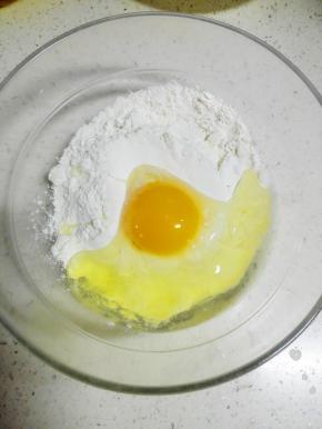 面粉中加入鸡蛋，盐
