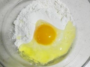 面粉中加入鸡蛋，盐