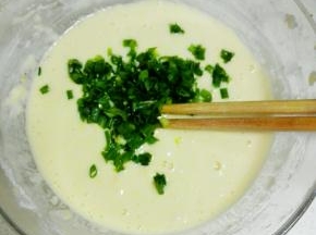 再加入水，切好的香葱碎