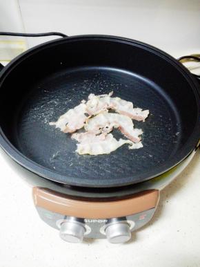 培根用煎烤机煎熟，切碎