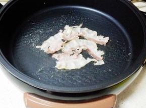 培根用煎烤机煎熟，切碎