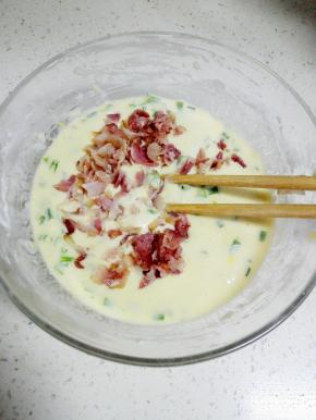 将培根碎加入鸡蛋糊中，拌匀