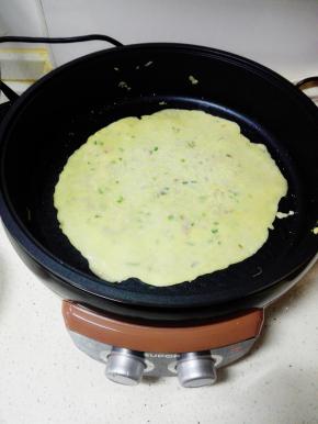 待底部煎至金黄色即可翻面继续煎