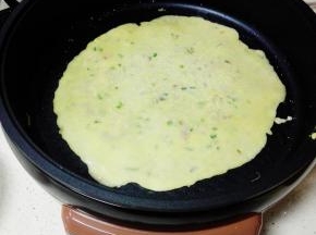 待底部煎至金黄色即可翻面继续煎