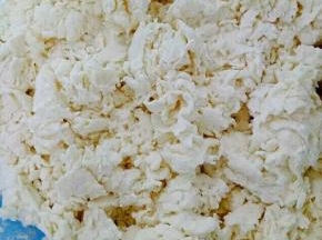 面粉放在盆里，一点一点的加温水，用筷子搅拌成如图的样子