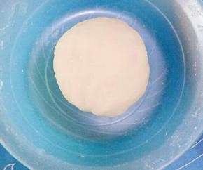 在一点一点的加水，用手揉成面团