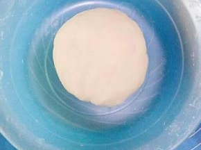 在一点一点的加水，用手揉成面团
