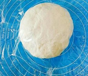 盖上保鲜膜醒发半小时，下面我们来制作馅