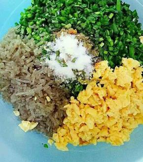 韭菜洗干净，沥干水份，切成末；鸡蛋炒好切碎；粉丝提前用温水泡好，切碎，放在一个容器里，加盐，油，五香粉，鸡精拌匀