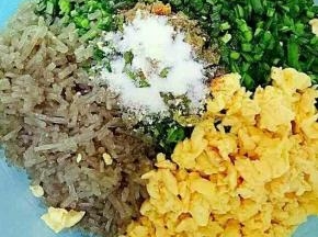 韭菜洗干净，沥干水份，切成末；鸡蛋炒好切碎；粉丝提前用温水泡好，切碎，放在一个容器里，加盐，油，五香粉，鸡精拌匀