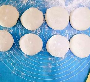 醒发好的面团，分成大小差不多的剂子，揉圆按煸