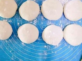 醒发好的面团，分成大小差不多的剂子，揉圆按煸