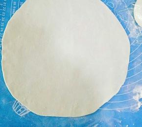 取一个剂子，下面撒少许干面粉，赶成薄薄的的圆皮