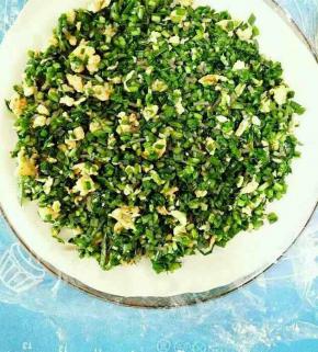 把馅料倒在上面摊均匀