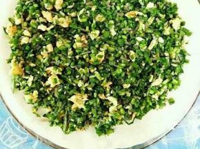 把馅料倒在上面摊均匀