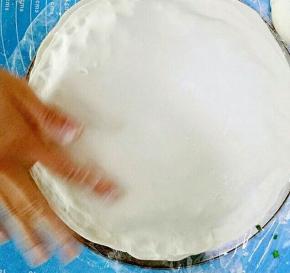 在擀一个面皮盖在上面，周围用手按压好
