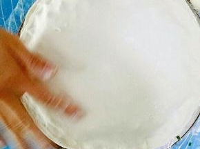 在擀一个面皮盖在上面，周围用手按压好