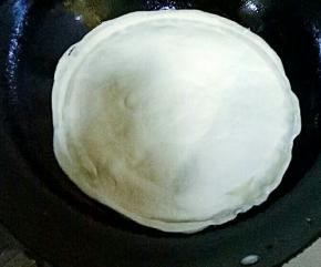 锅里倒油烧热，放入面饼，等到饼鼓起来，翻面