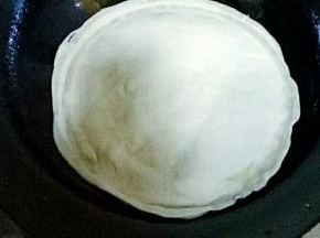锅里倒油烧热，放入面饼，等到饼鼓起来，翻面