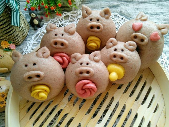 献花的小猪馒头