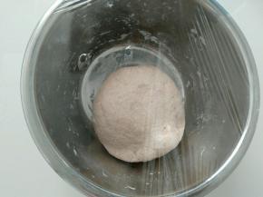 高粱面团揉光滑，盖上保鲜膜。