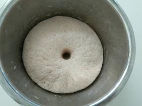 面团发酵好是这样，手指戳一个洞，不变形。