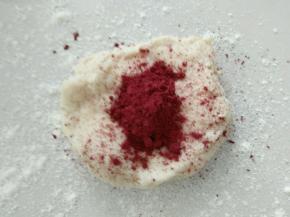 取部分白面团，加入适量红曲米粉。