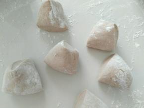 充分排气后，揉匀备用。