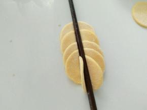 做玫瑰花，五片圆面片，摆一排。