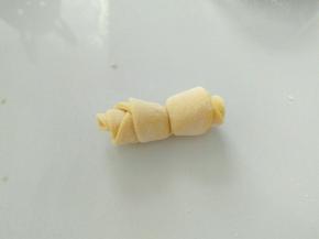 卷起后，中间切开。