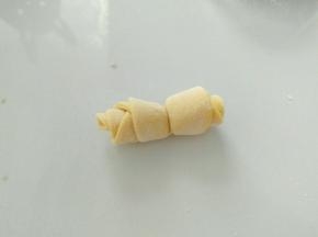 卷起后，中间切开。