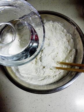 温水慢慢加入，边加边用筷子搅拌成絮状