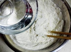 温水慢慢加入，边加边用筷子搅拌成絮状