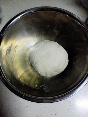 用手将面团揉成团