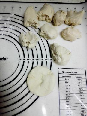 取出发酵好的面团，揉匀后静置5分钟，分割成9份大小均匀的面团