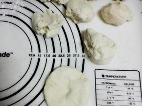 取出发酵好的面团，揉匀后静置5分钟，分割成9份大小均匀的面团