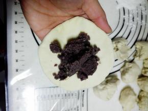 放一大勺豆沙馅