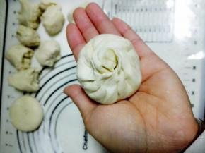 用包包子的方法包起来，收口朝下