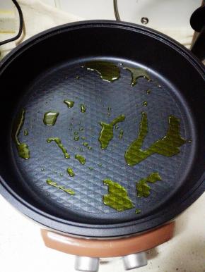煎烤机内加入菜籽油，中火烧热