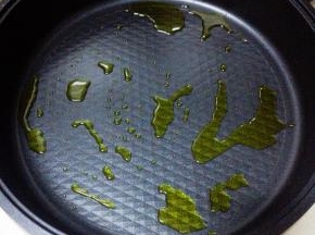 煎烤机内加入菜籽油，中火烧热
