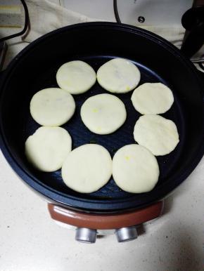 放入包好的豆沙馅饼