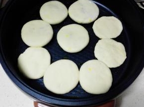 放入包好的豆沙馅饼