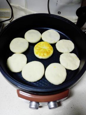 底部煎至金黄色，即可翻面继续煎