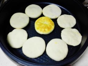 底部煎至金黄色，即可翻面继续煎