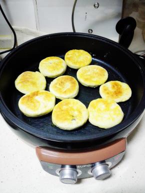 待两面都煎至金黄色即可