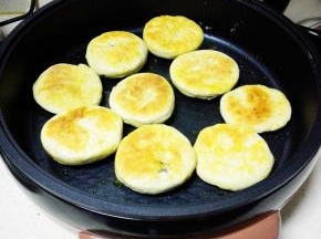 待两面都煎至金黄色即可