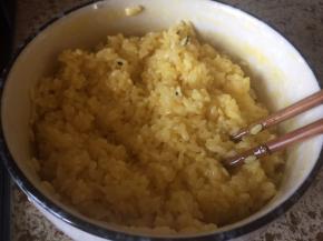 把散米饭，放入盆中；放入鸡蛋液，搅拌；让米饭都裹上金黄的蛋液；